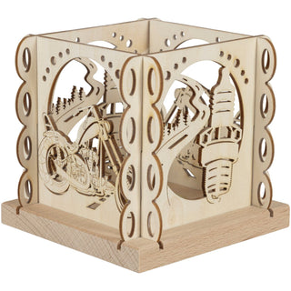 Teelichtlaterne "Chopper-freund" aus Holz. Die 4 Seiten des Kerzenhalters zeigen je gegenüberliegend einen Chopper und die asphaltierte Straße und eine Zündkerze. Mittig kann ein Teelicht eingesetzt werden.