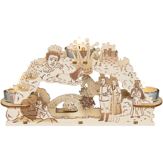 Der kleine hölzerne Teelichtleuchter für 3 Kerzen bringt das Märchen vom singenden, klingenden Bäumchen detailgetreu wieder. Kleine Filmausschnitte sind bildlich festgehalten. Alle Darsteller sind zu sehen - König, Zwerg, Prinz und Prinzessin. Auch das Zauberbäumchen steht natürlich im Mittelpunkt. Hier wird  der Bogen mit Teelichtern erhellt. Bild 3.