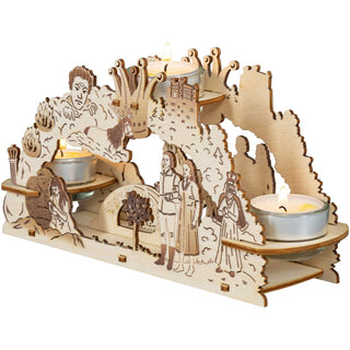 Der kleine hölzerne Teelichtleuchter für 3 Kerzen bringt das Märchen vom singenden, klingenden Bäumchen detailgetreu wieder. Kleine Filmausschnitte sind bildlich festgehalten. Alle Darsteller sind zu sehen - Zauberbäumchen, König, Zwerg, Prinz und Prinzessin. Der Bogen steht in Seitenansicht da und wurde mit Teelichtern zum leuchten gebracht. Bild 5.