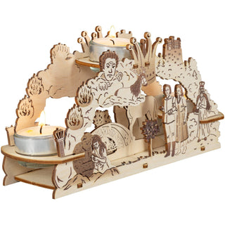 Der kleine hölzerne Teelichtleuchter für 3 Kerzen bringt das Märchen vom singenden, klingenden Bäumchen detailgetreu wieder. Kleine Filmausschnitte sind bildlich festgehalten. Alle Darsteller sind zu sehen - Zauberbäumchen, König, Zwerg, Prinz und Prinzessin. Der Bogen steht in Seitenansicht da und wurde mit Teelichtern zum leuchten gebracht. Bild 4.