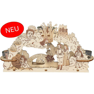 Aus unserer neuen Kollektion. Der kleine hölzerne Teelichtleuchter für 3 Kerzen bringt das Märchen vom singenden, klingenden Bäumchen detailgetreu wieder. Kleine Filmausschnitte sind bildlich festgehalten. Alle Darsteller sind zu sehen - König, Zwerg, Prinz und Prinzessin. Auch das Zauberbäumchen steht natürlich im Mittelpunkt. Bild 1.