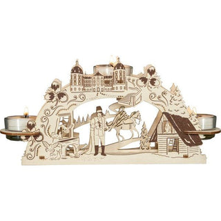 Der Teelichthalter aus Holz ist für 3 Kerzen und bringt mit den schattierten Akzenten das Märchen vom Aschenbrödel detailgetreu wieder. Kleine Filmausschnitte mit dem Prinzen, der Prinzessin, dem Schloss Moritzburg, der Eule Rosalie und den Haselnüssen sind bildlich festgehalten. Hier ist der naturfarbige Bogen mit leuchtenten Kerzen dargestellt. Bild 1.