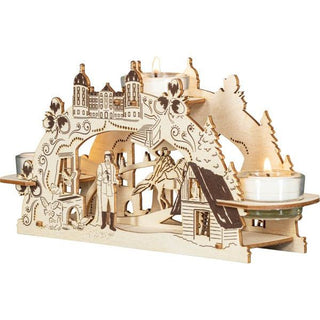 Der Holz-Teelichthalter für 3 Kerzen ist hier von einer Seitenperspektive dargestellt. Durch die schattierten Akzente wird das Wintermärchen vom Aschenbrödel detailgetreu wiedergegeben. Bild 3.