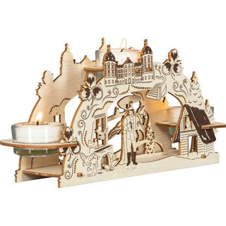 Der Teelichthalter aus Holz ist hier seitlich mit drei aktiven Kerzen abgebildet. Durch die eingearbeiteten Schattierungen wird das Wintermärchen vom Aschenbrödel detailgetreu dargestellt. Bild 2.