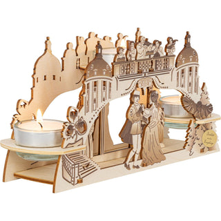 Der Kerzenhalter aus Holz ist für 3 Teelichter ist hier von der anderen Seite abgebildet. Mit den schattierten Akzenten wird das Märchen vom Aschenbrödel detailgetreu dargestellt. Die Teelichter sind hier erhellt angezeigt. Bild 4.