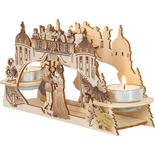 Der hölzerne Kerzenhalter für 3 Teelichter ist hier seitlich abgebildet. Mit den schattierten Akzenten wird das Märchen vom Aschenbrödel detailgetreu dargestellt. Die Teelichter sind hier erhellt angezeigt. Bild 3.