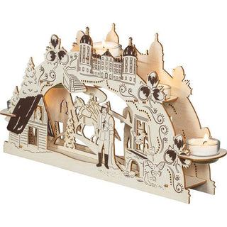 Mit fünf aktiven Kerzen ist der Teelichthalter aus Holz hier von der Seite zu sehen. Durch die eingearbeiteten Schattierungen im Holz wird das Wintermärchen vom Aschenbrödel detailgetreu wiedergegeben. Bild 3.