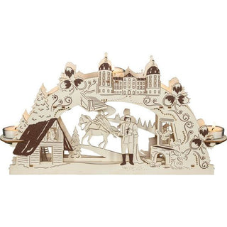 Auf dem hölzernen Teelichthalter in Natur können 5 Kerzen eingelegt werden. Hier sieht man den Bogen mit leuchtenten Kerzen. Mit den schattierten Akzenten wird das Wintermärchen vom Aschenbrödel detailgetreu dargestellt. Prinz, Schloss, Prinzessin, Tauben, Haselnüsse und Eule sind alle perfekt in Szene gesetzt. Bild 1.