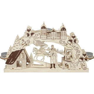 Der Teelichthalter aus Holz ist für 5 Kerzen vorgesehen und bringt mit den eingearbeiteten Schattierungen das Wintermärchen vom Aschenbrödel detailgetreu wieder. Kleine Filmausschnitte mit dem Prinzenpaar, Szenen um das Schloss und Geschichten rund um drei Haselnüsse und der Eule Rosalie sind bildlich wiedergegeben. Bild 4.