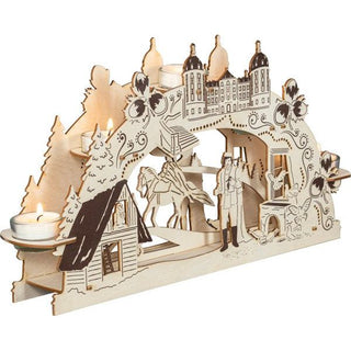 Der Teelichthalter aus Holz ist hier seitlich mit fünft aktiven Kerzen zu sehen. Durch die schattierten Akzente wird das Wintermärchen vom Aschenbrödel detailgetreu dargestellt. Bild 2.