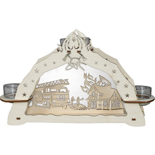 Dieser kleine hölzerne Lichterbogen in Natur kann mittels 3 Teelichter wunderbar Gemütlichkeit und Wärme vermitteln. Ideal für Feuerwehr-Begeisterte. Das Motiv zeigt zwei Feuerwehrleute im Einsatz, um ein brennendes Haus zu löschen.