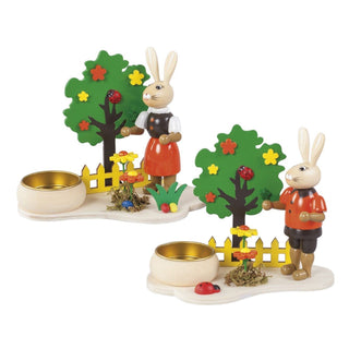Farbiges 2er Set Kerzenhalter für Teelichte mit einer Osterhäsin und einem Osterhase, jeweils einem Bäumchen und frühlingshaften Akzenten.