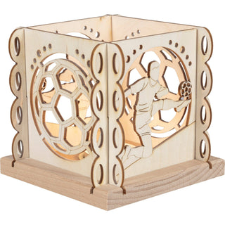 Hier wird der quadratische Teelichthalter aus Holz mit verschiedenen Fußballmotiven beleuchtet dargestellt. Bild 2.