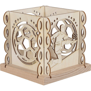 Der hölzerne Teelichthalter ist ein perfektes Geschenk für Fußballfreunde. In die quadratische Form mit ausgestanzten Fußballmotiven passt ein Teelicht, um die Stimmung zu erhellen. Bild 1.