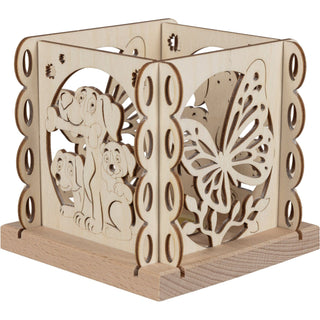 Teelichtlaterne "Hundefreund" aus Holz. Die 4 Seiten des Kerzenhalters zeigen 3 Fellnasen mit einem Knochen und Schmetterlinge. Mittig kann ein Teelicht eingesetzt werden, welches die Laterne beleuchtet.