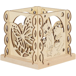 Teelichtlaterne"Katzenfreund" aus Holz. Die 4 Seiten des Kerzenhalters zeigen 2 Samtpfoten mit Maus spielend und Schmetterlinge. Mittig kann ein Teelicht eingesetzt werden, welches die Laterne beleuchten kann.