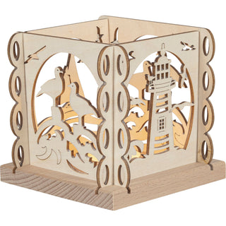 Diese Holzlaterne als Teelichthalter hat auf 4 Seiten maritime Motive. Möwen, Leuchtturm und Segelboot zieren die Seitenflächen.