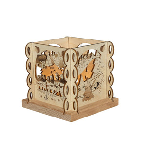 Kleiner Teelichthalter aus Holz. An den 4 Seiten der Laterne 4 verschiedene Szenen aus dem DEFA-Märchen Schneewitchen.