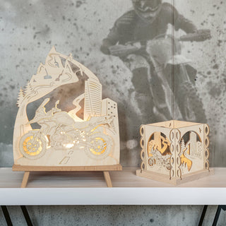 Standleuchte und Teelichthalter "Motorradfreund" vor einer Wand, auf der ein Motocrossfahrer zu sehen ist.