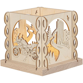 Teelichtlaterne "Motorradfreund" aus Holz. Die 4 Seiten des Kerzenhalters zeigen je gegenüberliegend ein Motorrad und die asphaltierte Straße, die Strecke durch Stadt und Berglandschaften. Mittig ist ein Teelicht eingesetzt, welches die Laterne beleuchtet.