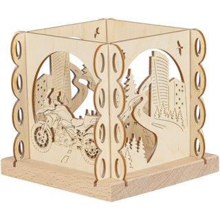 Teelichtlaterne "Motorradfreund" aus Holz. Die 4 Seiten des Kerzenhalters zeigen je gegenüberliegend ein Motorrad und die asphaltierte Straße, die Strecke durch Stadt und Berglandschaften. Mittig kann ein Teelicht eingesetzt werden, welches die Laterne beleuchtet.