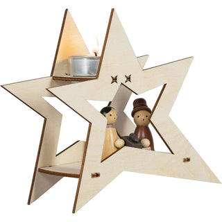 Sternförmiger Kerzenhalter aus hellem Holz mit einer Darstellung der biblischen Szene der Geburt Christi: Im Zentrum des Sterns stehen zwei Figuren, Maria und Josef, dazwischen das Jesuskind. Der Sternrahmen ist fein gearbeitet und bietet Platz für ein Teelicht, das oben aufgesetzt wird. Seitiche Ansicht.