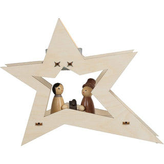 Sternförmiger Kerzenhalter aus hellem Holz mit einer Darstellung der biblischen Szene der Geburt Christi: Im Zentrum des Sterns stehen zwei Figuren, Maria und Josef, dazwischen das Jesuskind. Der Sternrahmen ist fein gearbeitet und bietet Platz für ein Teelicht, das oben aufgesetzt wird.