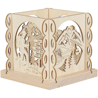 Holzteelichthalter zeigt auf 4 Seiten Berglandschaft, einen Wanderer mit Wegweisern und eine stilisierte Seilbahn. Unbeleuchtete Ansicht.