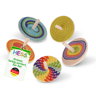 Fünf bunte Holzkreisel mit unterschiedlichen Mustern und Farben sind kreisförmig angeordnet. Jeder Kreisel hat ein einzigartiges Design. An einem Kreisel ist ein Etikett befestigt mit der Aufschrift „HESS Kreisel, farbig sortiert, 5er Set 100% MADE IN GERMANY“.
