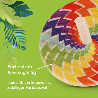 Bunter Holzkreisel mit Zickzackmuster in den Farben Rot, Orange, Gelb, Grün, Blau und Lila. Der Hintergrund ist grün mit illustrierten Blättern auf der linken Seite. Im Bild steht der Text „Farbenfroh & Einzigartig“ sowie „Jedes Set in liebevoller, zufälliger Farbauswahl“.