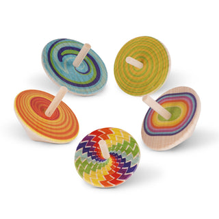 Fünf bunte Kreisel aus Holz, kreisförmig angeordnet. Jeder Kreisel hat ein einzigartiges Muster, darunter konzentrische Kreise, Spiralen und Zickzacklinien in leuchtenden Farben wie Blau, Grün, Gelb, Rot, Orange und Lila. In der Mitte jedes Kreisels befindet sich ein Holzgriff zum Drehen.
