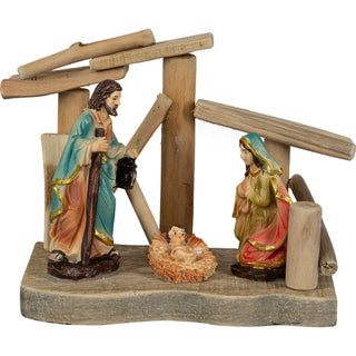 Krippenszene mit drei Figuren: Josef mit Laterne und Stab, Maria kniend mit gefalteten Händen, und das Jesuskind in der Krippe, dargestellt in einem hölzernen Stall.