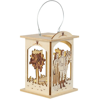 Die kleine rechteckige, naturfarbene und mit dezenten Schattierungen in Szene gesetzte Laterne zeigt das Märchen vom singenden, klingenden Bäumchen. Das Zauberbäumchen ist an 3 Seiten dargestellt. Das Prinzenpaar mit Pferd sieht man auf der 4. Seite. Mit einer separat käuflich zu erwerbenden Lichterkette kann man die Holzlaterne romantisch zum strahlen bringen. Bild 2.