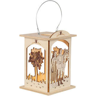 Die kleine rechteckige, naturfarbene und mit dezenten Schattierungen in Szene gesetzte Laterne zeigt das Märchen vom singenden, klingenden Bäumchen. Das Zauberbäumchen ist an 3 Seiten dargestellt. Das Prinzenpaar mit Pferd sieht man auf der 4. Seite. Mit einem separat zu erwerbenden Teelicht kann man die Holzlaterne romantisch zum strahlen bringen. Bild 3.