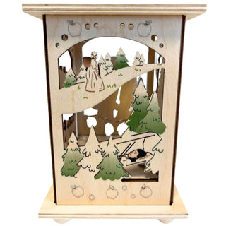 Eine Holzlaterne passend zum Märchenmotiv "DEFA-Schneewittchen®" mit Doppelfunktion, Teelicht oder Stripe. Hier sieht man das farbig abgesetzte Schneewittchen im gläsernen Sarg. Bild 4.