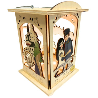 Die leuchtende Holzlaterne "DEFA-Schneewittchen®" mit Doppelfunktion, Teelicht oder Stripe. Seitliche Ansicht. Farbig abgesetzt werden die böse Königin vor dem Spiegel und Schneewittchen mit Prinz dargestellt. Bild 8.