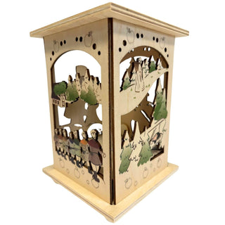 Eine Holzlaterne passend zum Märchenmotiv "DEFA-Schneewittchen®" mit Doppelfunktion, Teelicht oder Stripe. Hier wandern die farbig abgesetzten 7 Zwerge durch den Wald. Ebenso ist das Schneewittchen im Sarg und die verkleidete Königin zu sehen. Bild 3. 