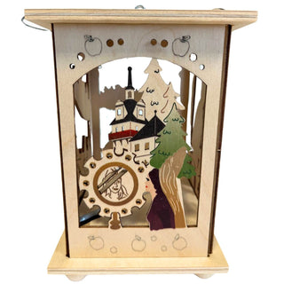 Die Holzlaterne "DEFA-Schneewittchen®" ist hier mit der farbig abgesetzten Königin vor dem Spiegel abgebildet. Bild 5.