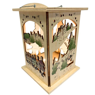 Die leuchtende Holzlaterne passend zum Märchenmotiv "DEFA-Schneewittchen®" mit Doppelfunktion, Teelicht oder Stripe. Hier wandern die farbig abgesetzten 7 Zwerge durch den Wald. Ebenso ist das Schneewittchen im Sarg und die verkleidete Königin zu sehen. Bild 7. 