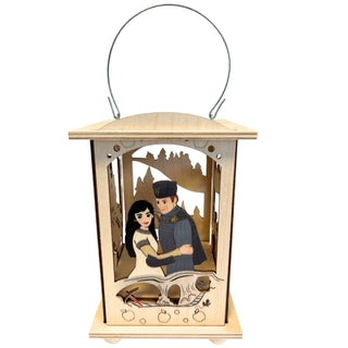 Eine Holzlaterne passend zum Märchenmotiv "DEFA-Schneewittchen®" mit Doppelfunktion, Teelicht oder Stripe. Farbig abgesetzt wird Schneewittchen und der Prinz dargestellt. Bild 1.