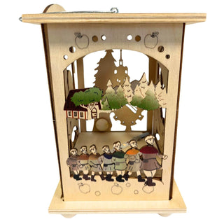 Die Holzlaterne aus Holz "DEFA-Schneewittchen®" mit Doppelfunktion, Teelicht oder Stripe. Hier sieht man die farbig abgesetzten 7 Zwerge. Bild 6.