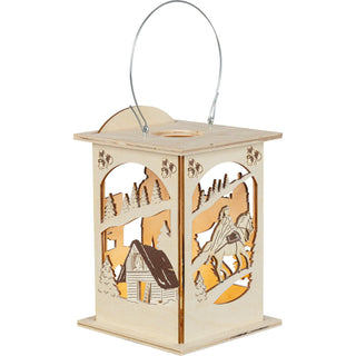 Die kleine rechteckige, naturfarbene und mit dezenten Schattierungen in Szene gesetzte Laterne zeigt das Märchen vom Aschenbrödel. Man sieht die Prinzessin zu Pferd und die Eule im Scheunenfenster sitzen. Mit einem Teelicht oder einer separaten Lichterkette kann man die Holzlaterne romantisch zum strahlen bringen.