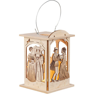 Die kleine rechteckige, naturfarbene und mit dezenten Schattierungen in Szene gesetzte Laterne zeigt das Märchen vom Aschenbrödel. Mehrere Filmausschnitte sind hier dargestellt. Man sieht das tanzenden Prinzenpaar auf einer Seite. Und auf einer Anderen, ist die Stiefmutter mit einer Stieftochter zu sehen. Mit einem Teelicht kann man die Holzlaterne romantisch zum strahlen bringen.