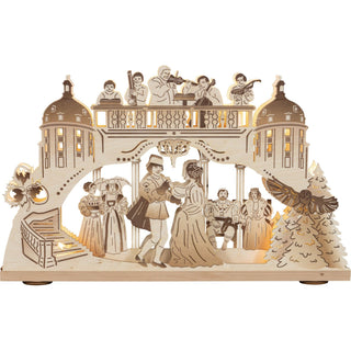 Der elektrische 10-flammige-3D-Schwibbogen aus Holz bringt mit den schattierten Akzenten das Märchen vom Aschenbrödel detailgetreu wieder. Im Vordergrund tanzt das neugierige Prinzenpaar zur Musik von der auf dem oberen Schlossbalkon spielenden Kapelle. Die Stieffamilie, die Eule Rosalie, das Schloss mit seinen Stufen und das Königspaar sind ebenso auf dem leuchtendem Bogen dargestellt. 