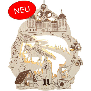 Aus unserer neuen Kollektion.
Das elektronische Fenster-Bild aus Holz bringt mit den schattierten Akzenten das Wintermärchen vom Aschenbrödel detailgetreu wieder. Im Vordergrund ist der Prinz mit dem Schuh in der Hand und die Prinzessin zu Pferd zu sehen. Oberhalb sieht man das Schloss Moritzburg in voller Pracht und die drei Haselnüsse. Im unteren Bereich des Bildes sind die flatternden Tauben und die Eule dargestellt. Bild 1.