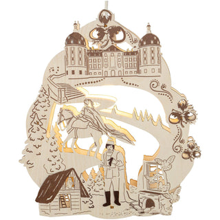 Das elektronische Fenster-Bild aus Holz bringt mit den schattierten Akzenten das Wintermärchen vom Aschenbrödel detailgetreu wieder. Im Vordergrund ist der Prinz mit dem Schuh in der Hand und die Prinzessin zu Pferd zu sehen. Oberhalb sieht man das Schloss Moritzburg in voller Pracht und die drei Haselnüsse. Im unteren Bereich des Bildes sind die flatternden Tauben und die Eule dargestellt. Hier ist das Bild beleuchtet. Bild 2.