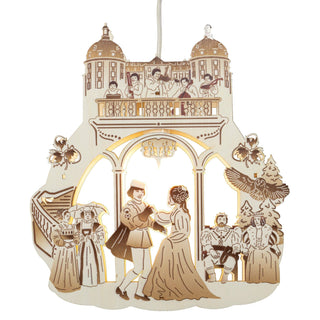 Das elektrische Fenster-Bild aus Holz bringt mit den schattierten Akzenten das Märchen vom Aschenbrödel detailgetreu wieder. Im Vordergrund tanzt das Prinzenpaar zur Musik von der auf dem oberen Schlossbalkon spielenden Kapelle. Die neidische Stieffamilie, die glücklich flatternde Eule und das stolze Königspaar sind an den Seiten dargestellt. 