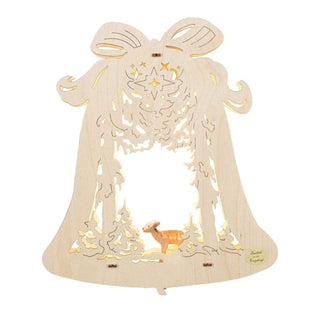 Dieses elektronische Holz-Fensterbild, original aus dem Erzgebirge ist eine echte Rarität. Der besonders fein gearbeitete Wald und das handgeschnitzte Reh wirken lebensecht und verstärken die dreidimensionale Wirkung.