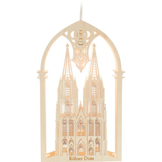 Fensterbild aus Holz, mit LED Beleuchtung, zeigt detailreich den Kölner Dom.