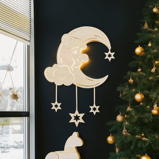 Holzschnitt eines lächelnden, schlafenden Mondes mit Mütze, umgeben von Wolken und hängenden Sternen.